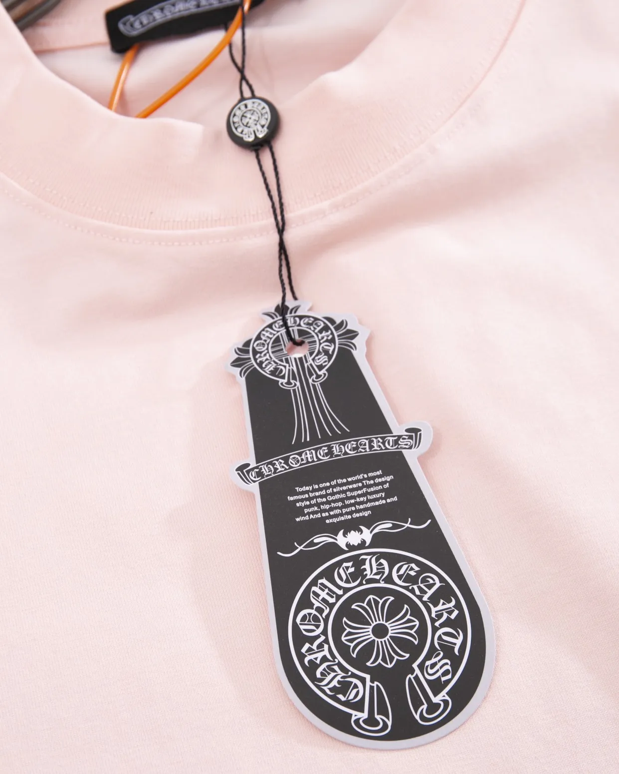 P190 CHROME HEARTS hot-drilled short-sleeved T-shirt. The front and rear panels are marked with high-end hot-drilled flower craftsmanship. The fabric is comfortable and soft, and the high-end washing water is used. The ribs are customized and dyed in the same cylinder. Three standards are complete, the official website is synchronized, and the original mold is opened. The same style for men and women. It is also a practical item that is necessary for daily use. Color: Black White Pink Size: S M L XL